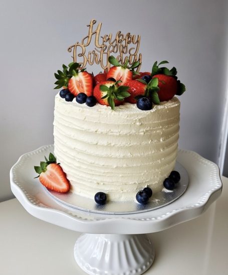 Light Vanilla Cream & Berry Cake